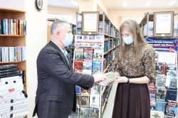 Глава города Олег Дейнека принял участие в акции «Дарите книги с любовью»