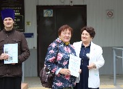 Татьяна Владимировна Котлярова награждает члена клуба Долбилову Валентину