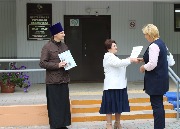Татьяна Владимировна Котлярова награждает Светлану Валентиновну Власову