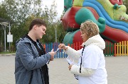 Оксана Демченко беседует с респондентом