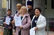 Татьяна Владимировна Котлярова награждает Ирину Чудакову