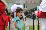 юной участнице и маме за правильный ответ подарен буклет