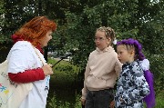 Горлова Анна Участники акции задают вопросы юным респондентам