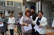 Татьяна Владимировна Котлярова награждает Елену Сергеевну Фанигу