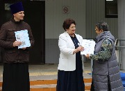Татьяна Владимировна Котлярова награждает  Людмилу Набиолловну Сатабаеву