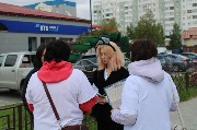 Сотрудники ДЮБ  опрашивают прохожих