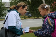 Участники акции задают вопросы юным респондентам Тамара Гордейчук