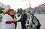 Участники акции задают вопросы юным респондентам Анна Горлова