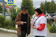 Участники акции задают вопросы юным респондентам