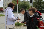 Участники акции задают вопросы юным респондентам Дилара Ганнева беседует