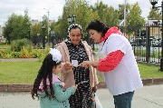 Участники акции задают вопросы юным респондентам Бегущая книга осень 2022.JPG