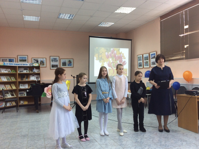 дети поздравляют.JPG