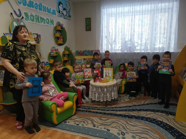 Детская библиотека. Дарение книг в рамках Акции