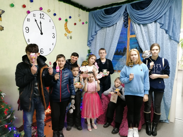 Он на праздник нам привез книжных сказок целый воз.jpg