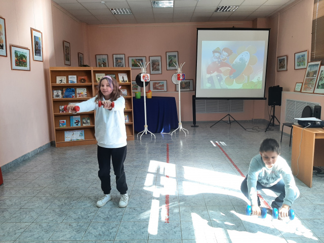 Приседаниея с гантелями.jpg