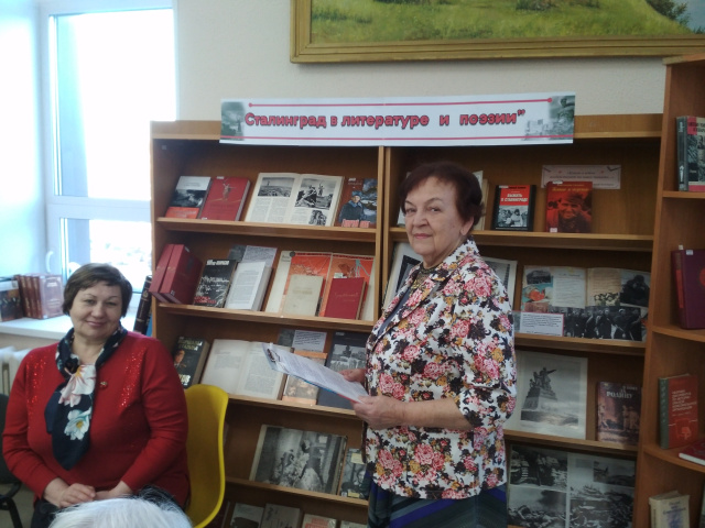 В.Д. Долбилова и С.А. Львовская у выставки