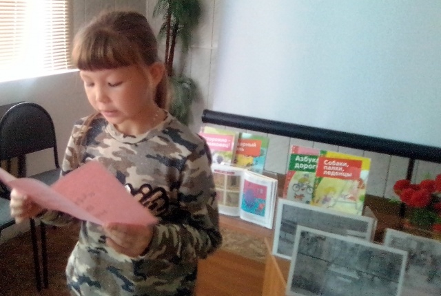 Девочка с буклетом.jpg