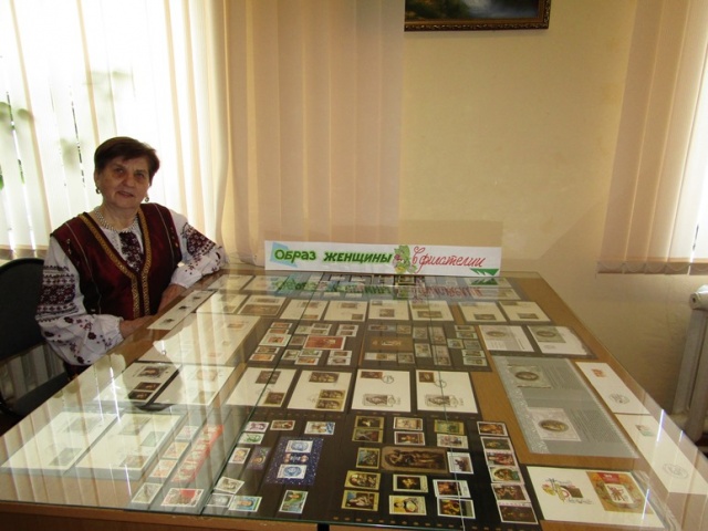Филателистическая выставка Борисенко и сама хозяйка коллекции.JPG