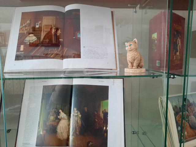 Выставка «Гуляют кошки по страницам»