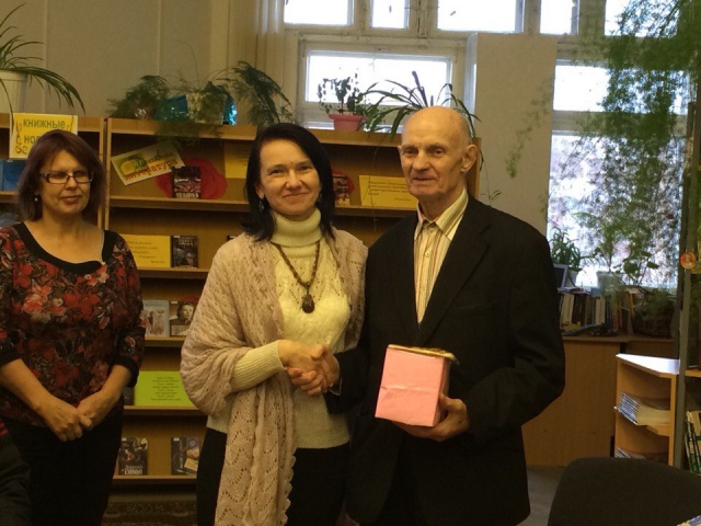 С книгой по жизни.jpg