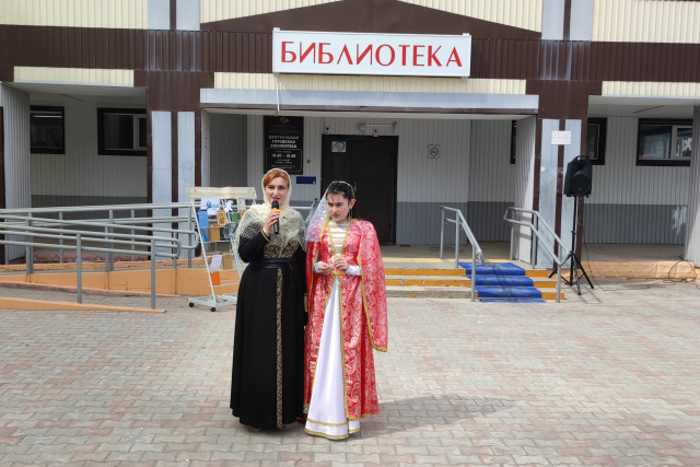 Зульфия и Анна читают стихотворение Расула Гамзатова