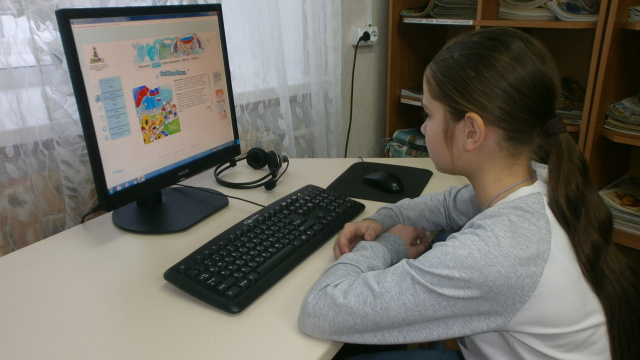 Девочка у компьютера.JPG