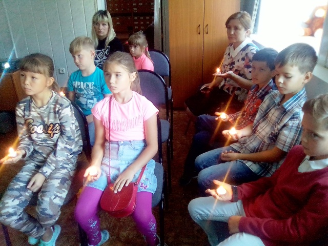 Дети со свечами.jpg