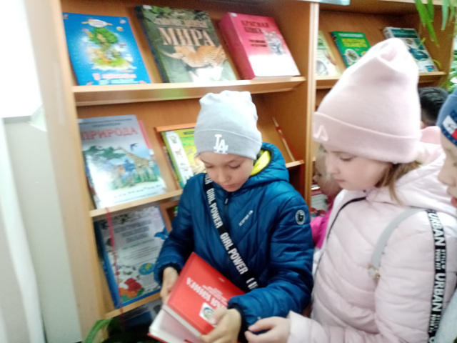У выставки.jpg