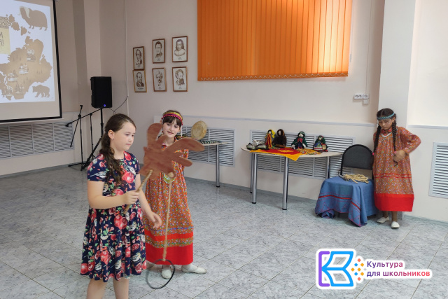 Дети играют в игру Поймай оленя