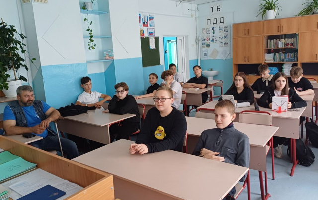 И.В. Воробьев и уч-ся 1-й шк..jpg