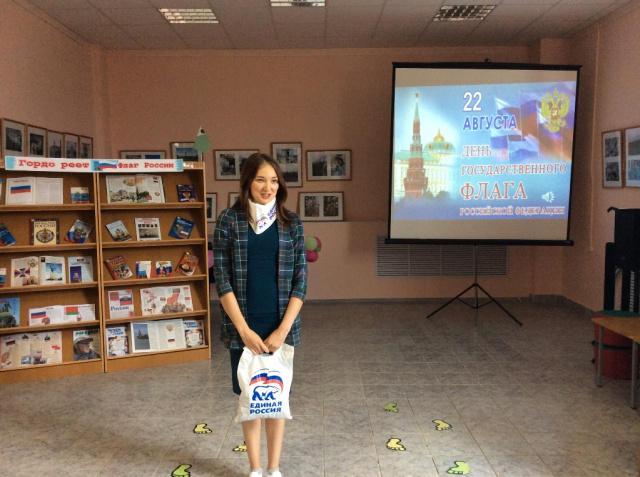 Илона Денисова в библиотеке.JPG