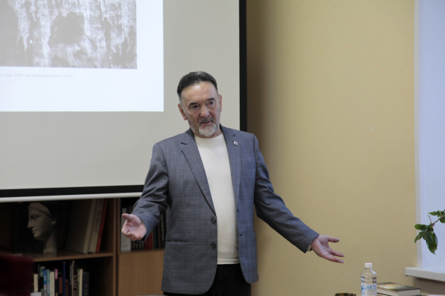 Р.Шайхулов на презентации романа