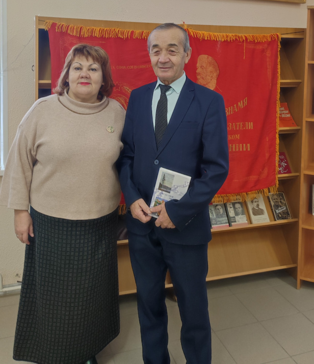 А.А.Горлова подарила книгу поэту.jpg
