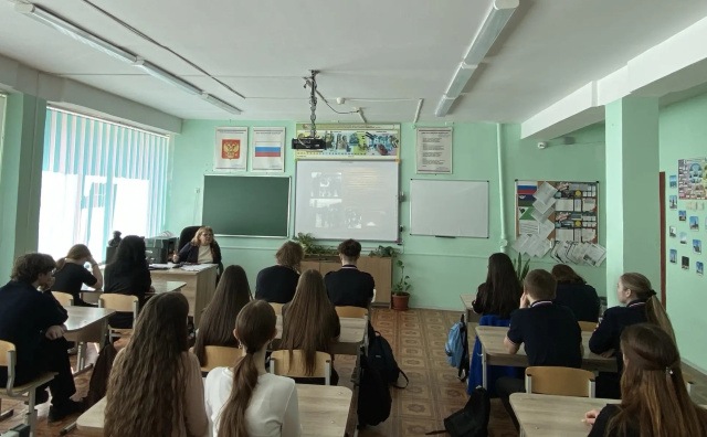 Участники знакомятся с фотодокументами