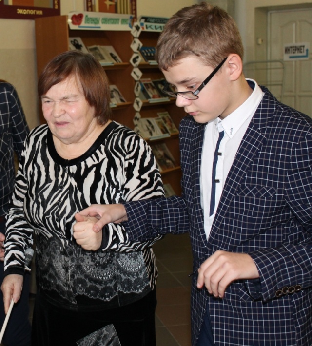 Мальчик провожает Давлятову.JPG