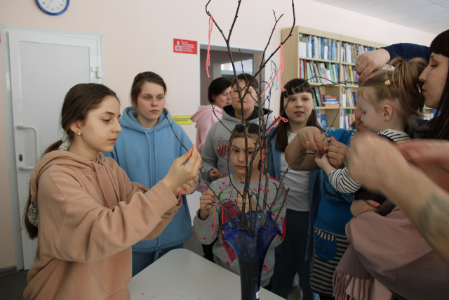 Повязываем ленточки на веточки.JPG