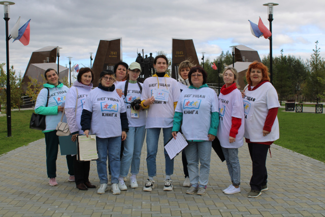 участники акции у Аллеи славы.JPG
