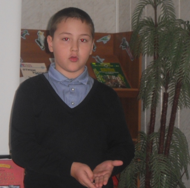 мальчик оживленно рассказывает.JPG