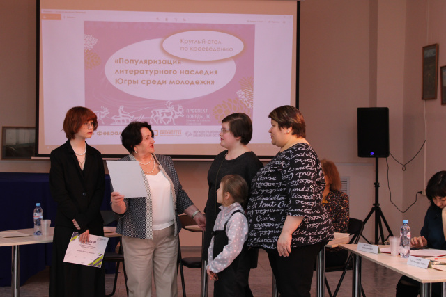 Директор библиотеки Т.В. Котлярова вручает диплом Кирякиной Кристине за участие в окружном конкурсе