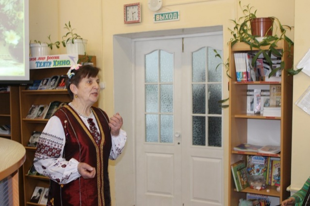 Г.В.Борисенко читает стихи.jpg