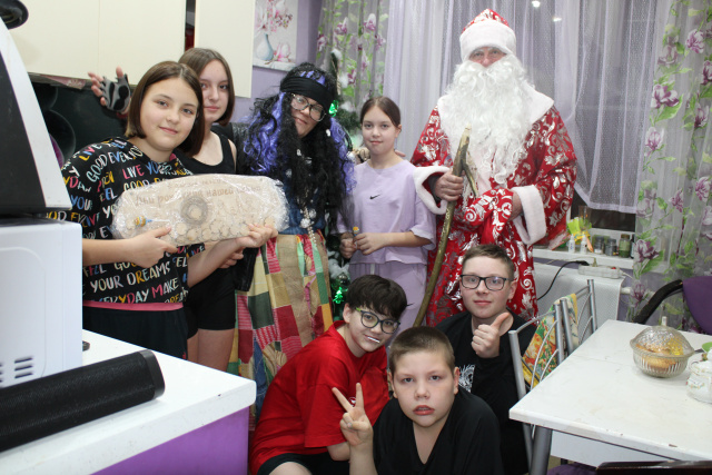 Дед мороз к нам мчится