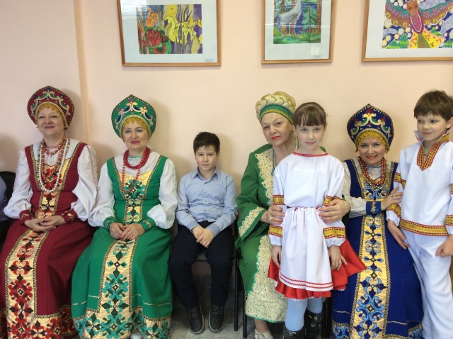 дети с участниками.JPG