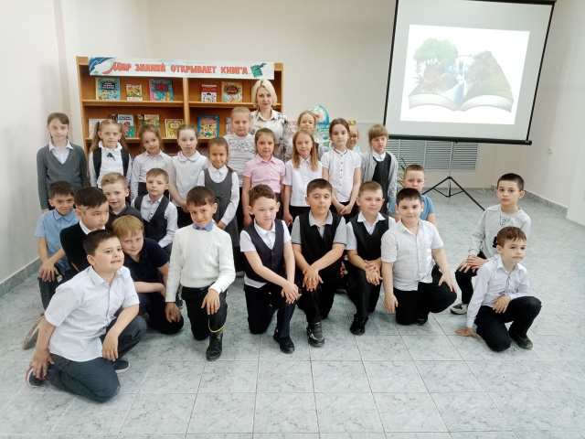Школьники в библиотеке.jpg