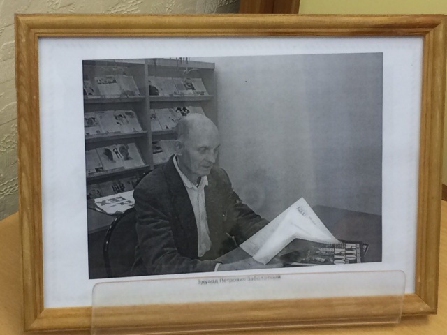 С книгой по жизни.jpg