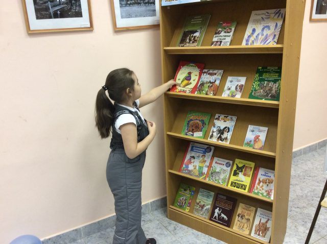 ищут подсказку в книгах.JPG