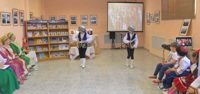 танец наездники.JPG