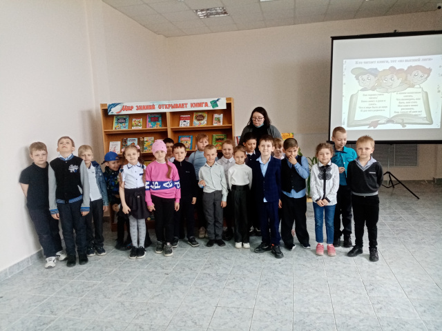 Школьники в библиотеке.jpg
