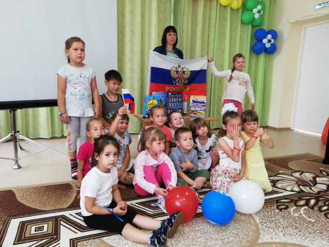 День флага в библиотеке.jpg