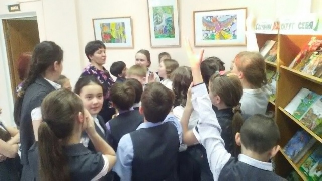 у выставки.jpg