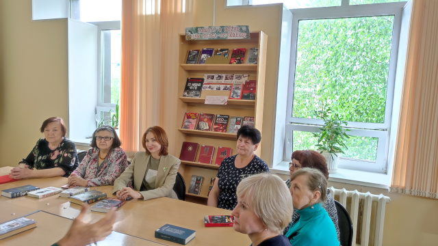члены клуба слушают стихи